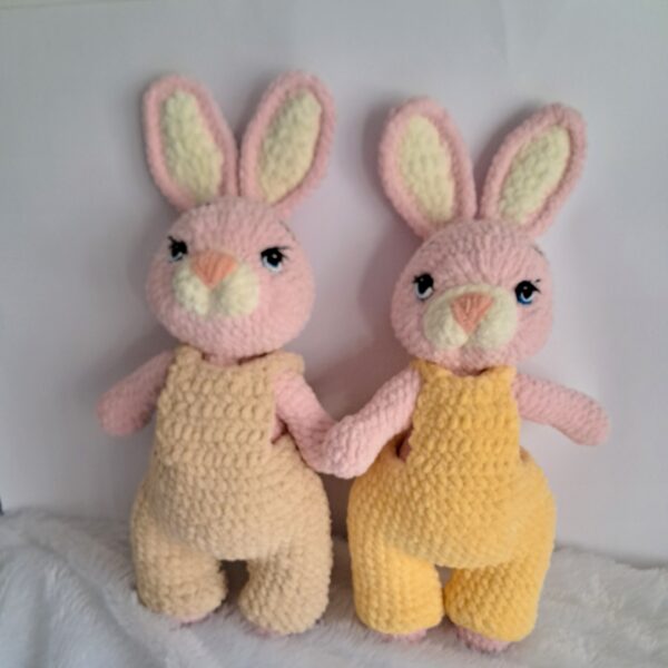 Amigurumi bunnies in white background