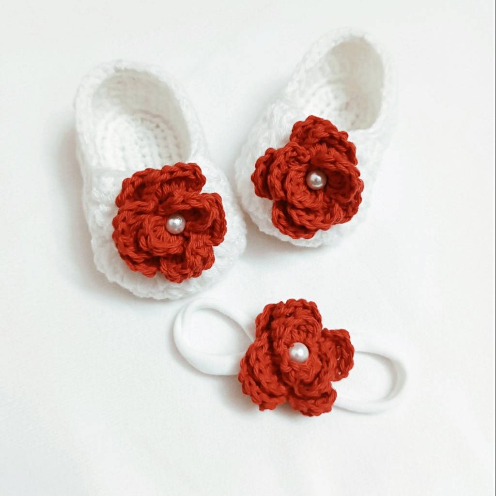 crochet baby girl booties with flower